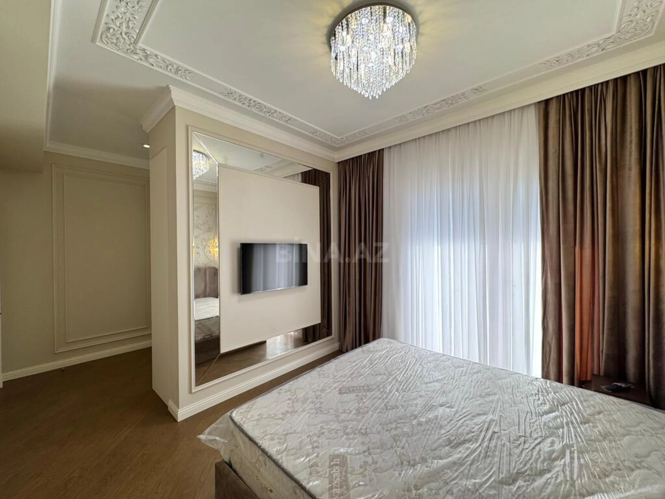 Satılır 4 otaqlı mənzil 205 m²