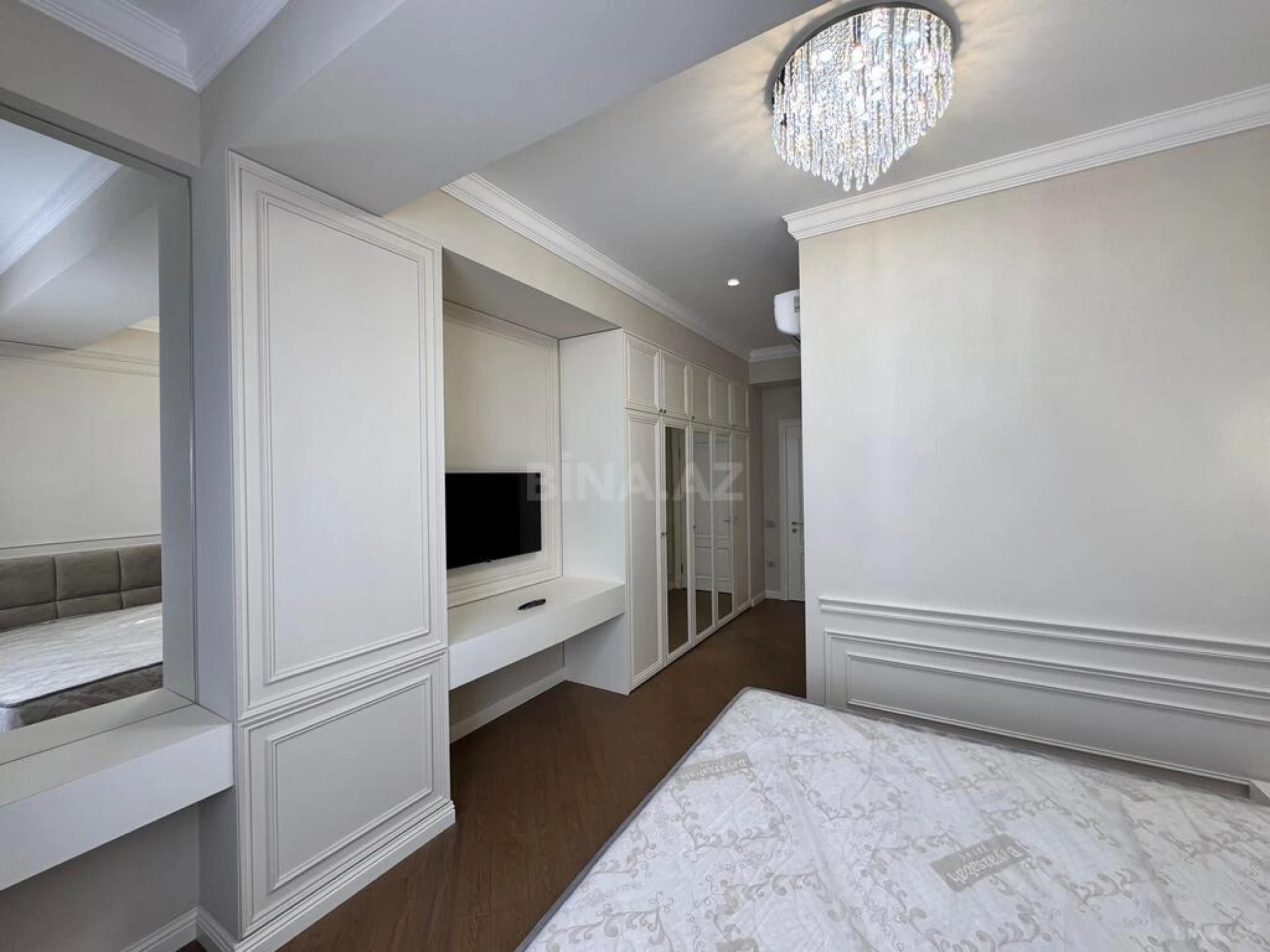 Satılır 4 otaqlı mənzil 205 m²