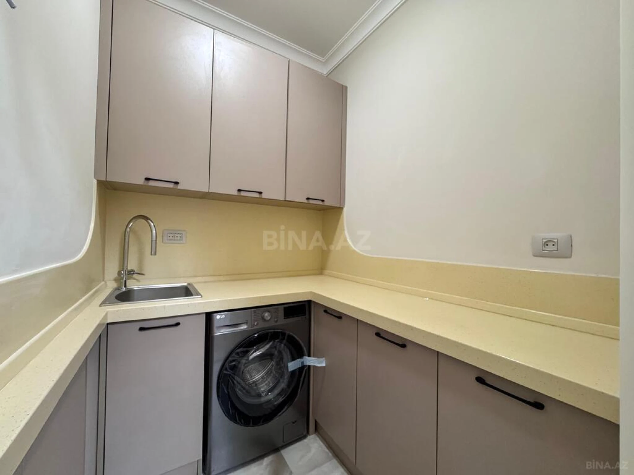 Satılır 4 otaqlı mənzil 205 m²