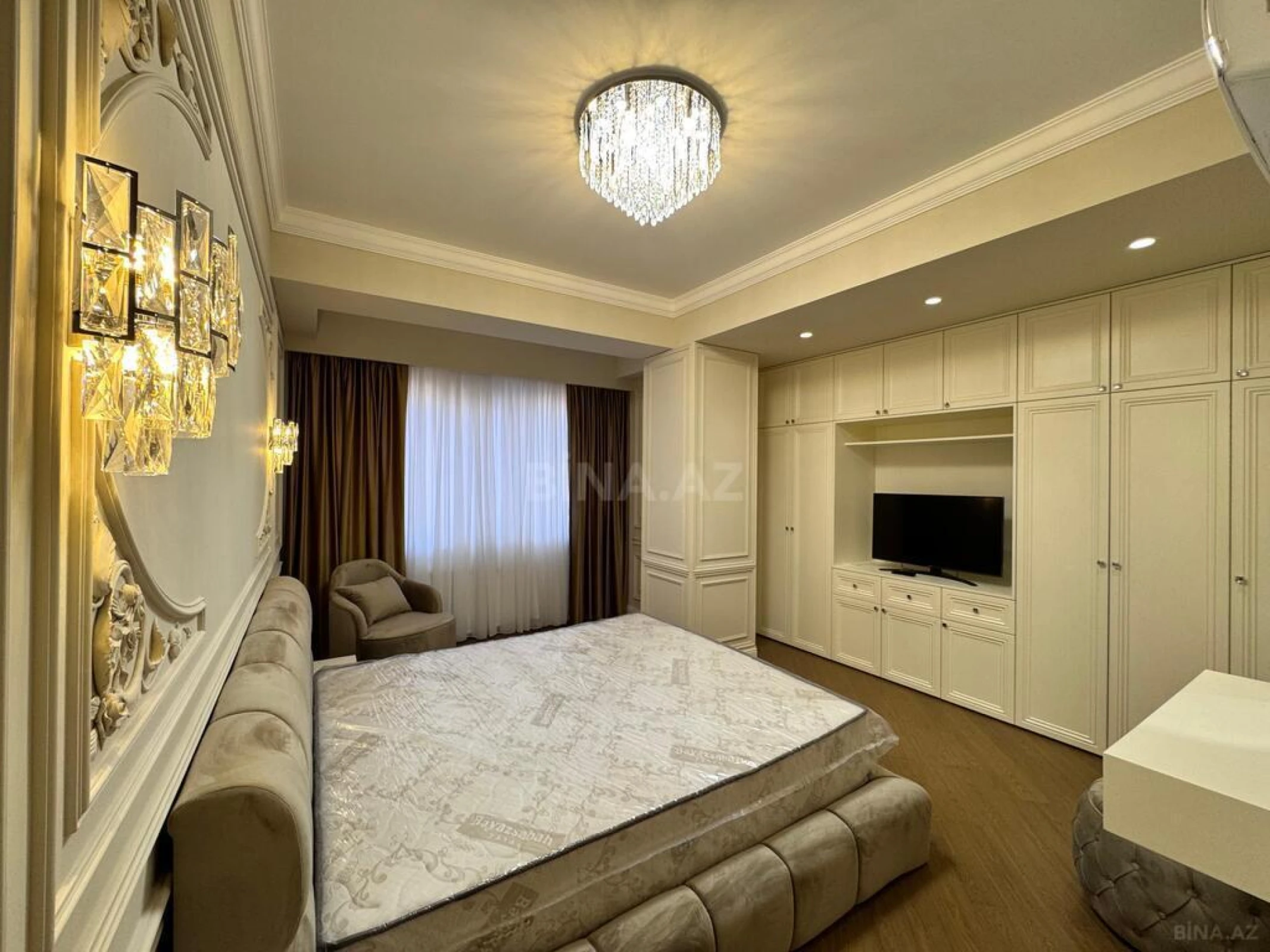 Satılır 4 otaqlı mənzil 205 m²