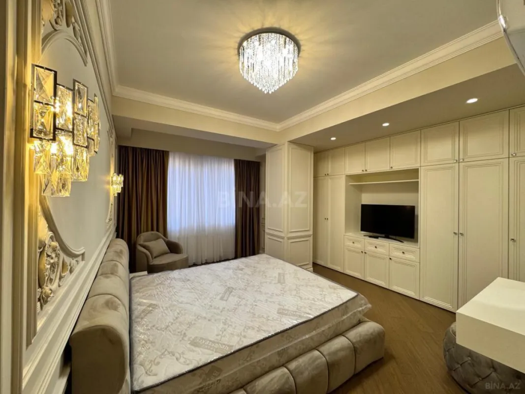 Satılır 4 otaqlı mənzil 205 m²