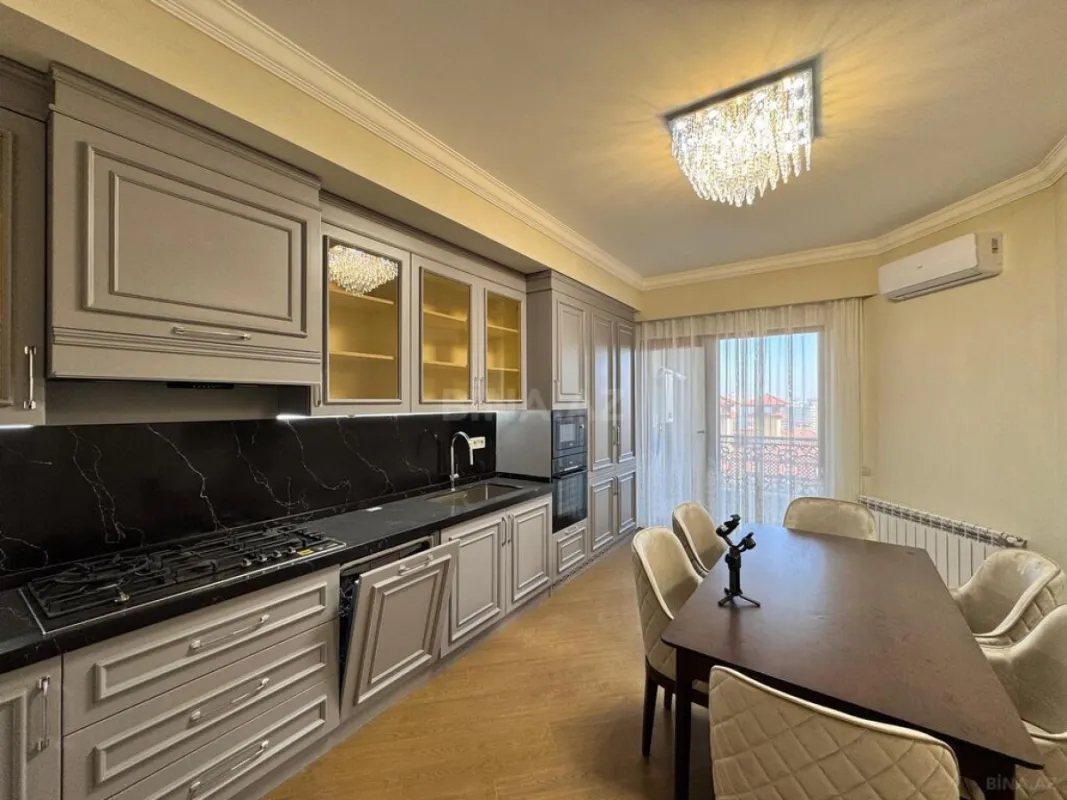 Satılır 4 otaqlı mənzil 205 m²