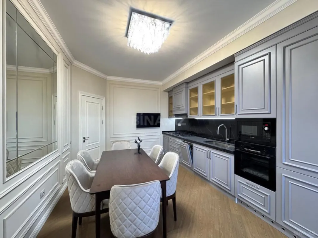 Satılır 4 otaqlı mənzil 205 m²