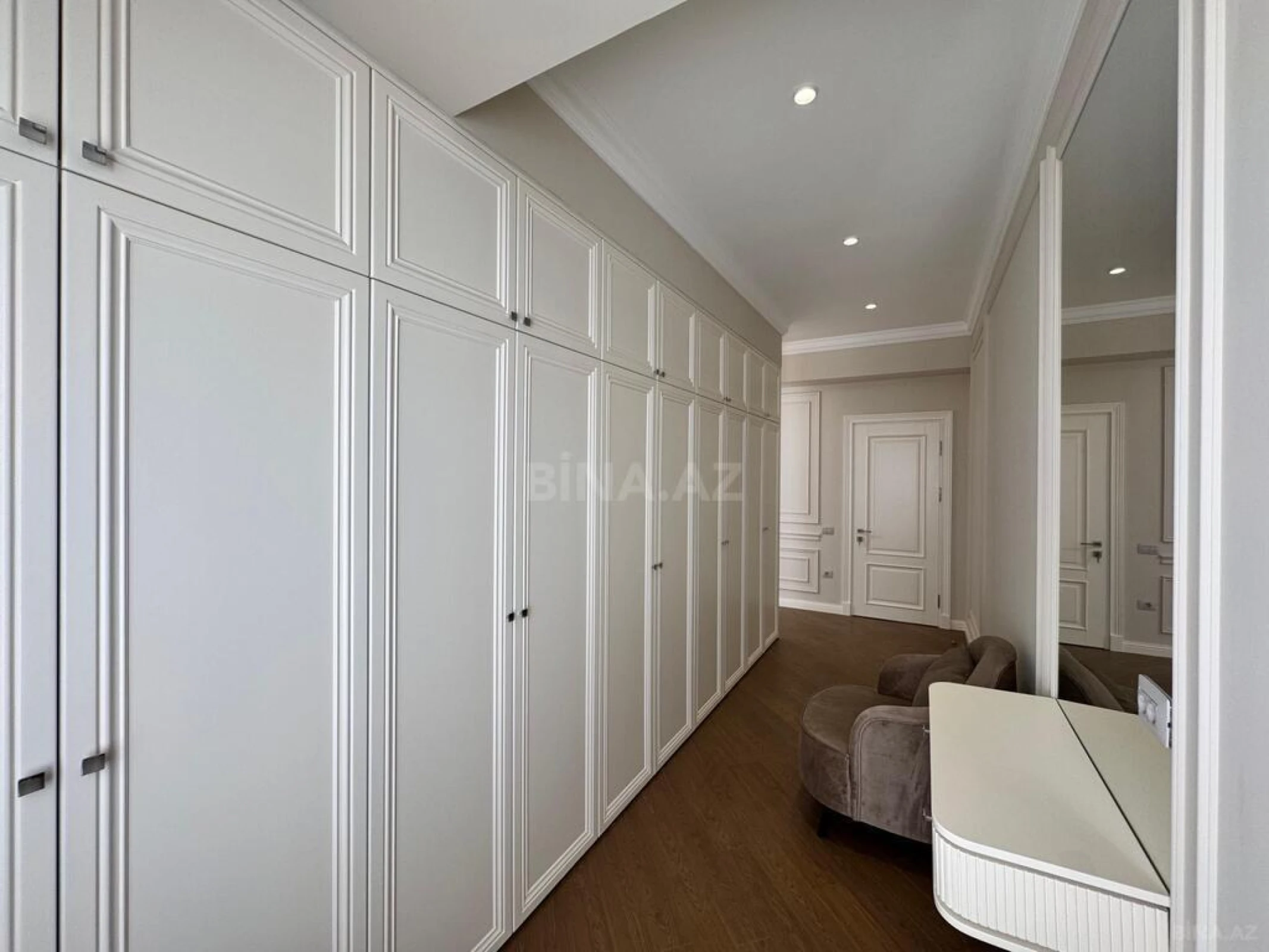 Satılır 4 otaqlı mənzil 205 m²