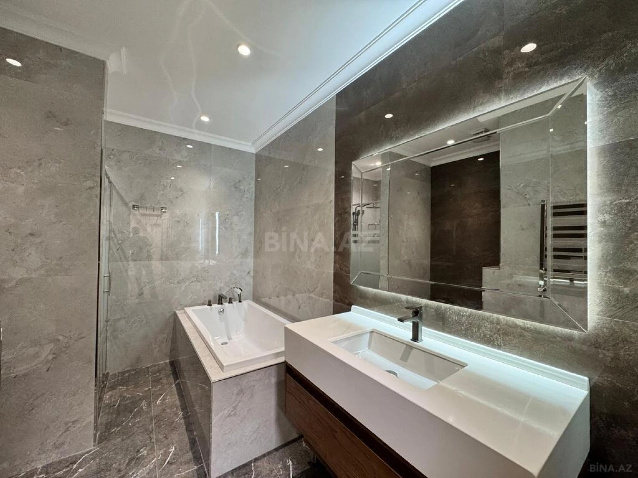 Satılır 4 otaqlı mənzil 205 m²