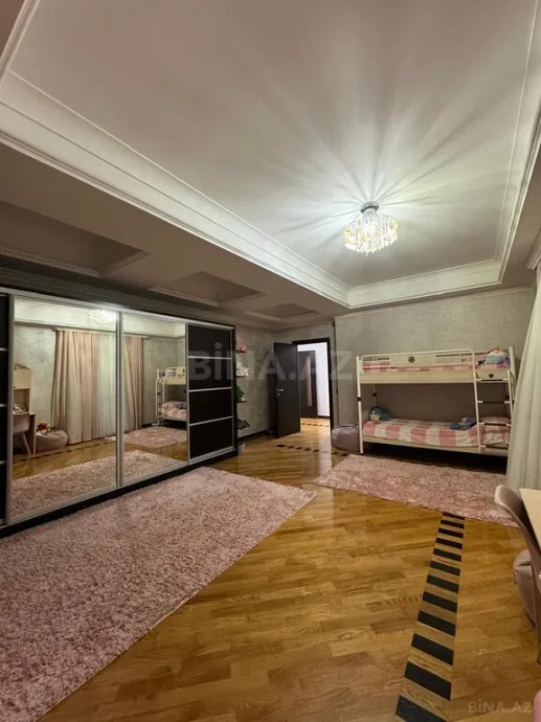 Satılır 4 otaqlı mənzil 230 m²