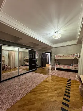 Satılır 4 otaqlı mənzil 230 m²