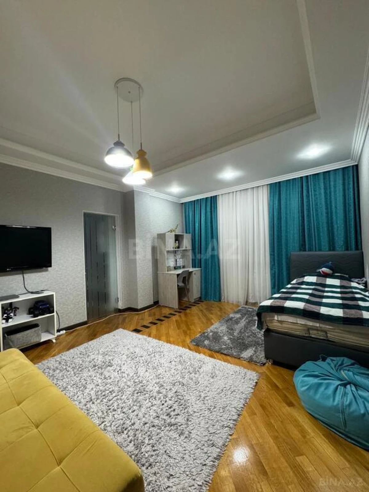 Satılır 4 otaqlı mənzil 230 m²