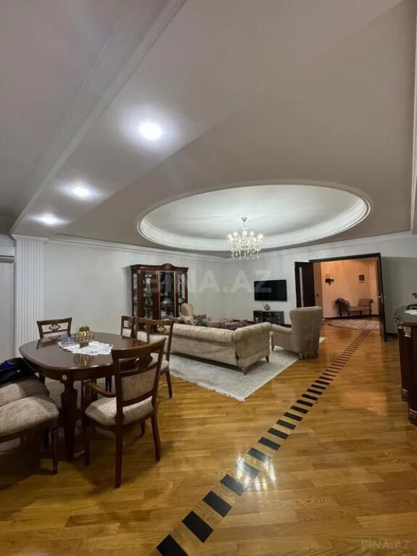 Satılır 4 otaqlı mənzil 230 m²