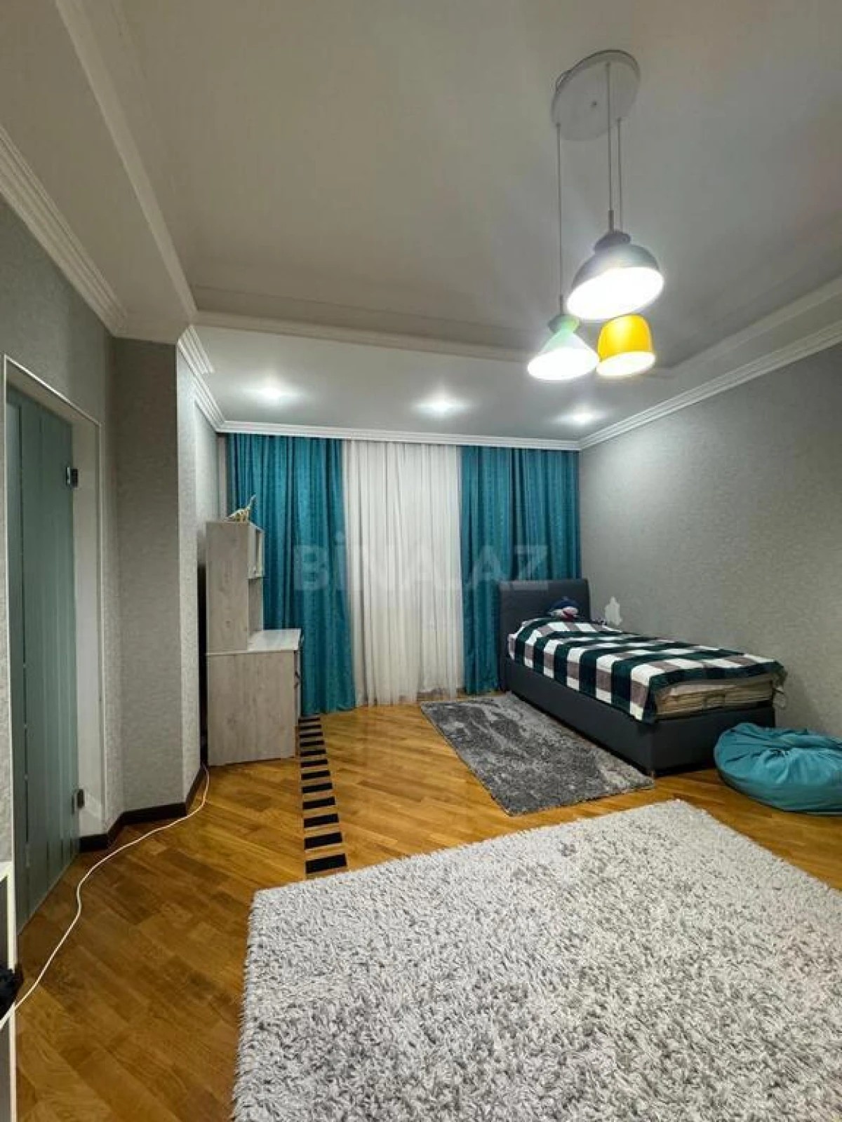 Satılır 4 otaqlı mənzil 230 m²