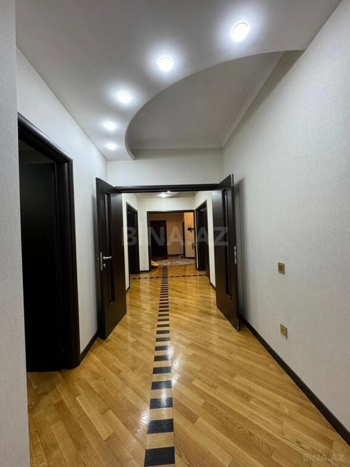 Satılır 4 otaqlı mənzil 230 m²