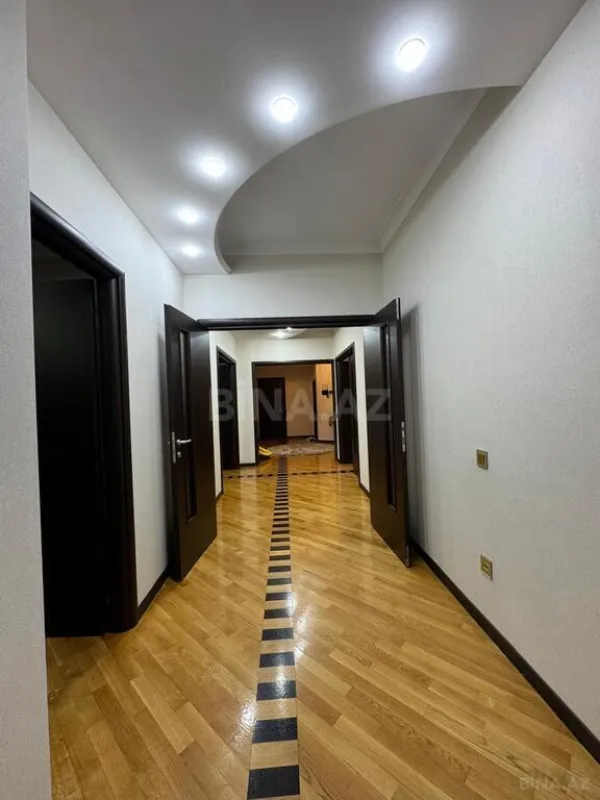 Satılır 4 otaqlı mənzil 230 m²