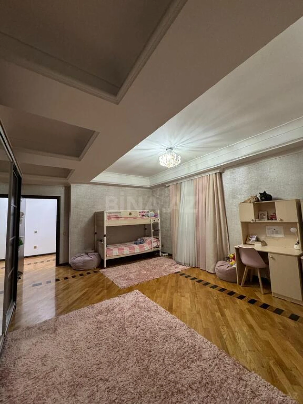 Satılır 4 otaqlı mənzil 230 m²
