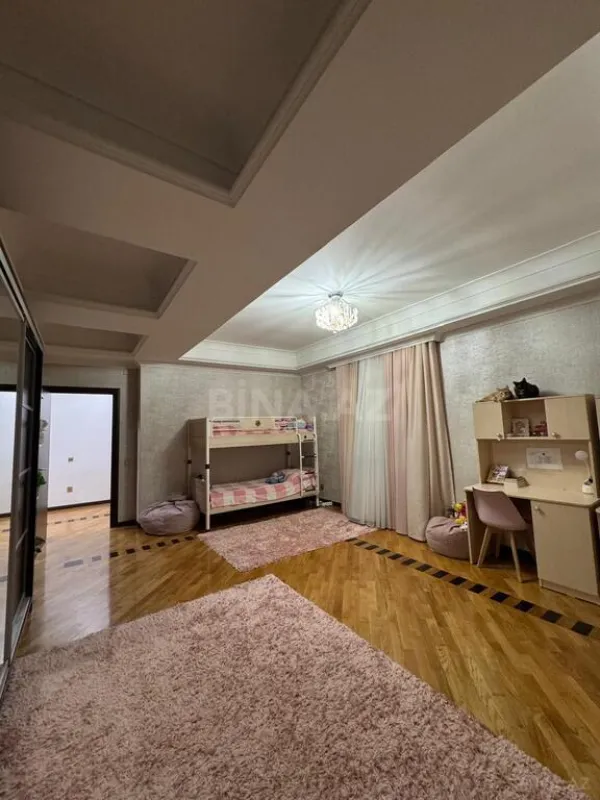 Satılır 4 otaqlı mənzil 230 m²