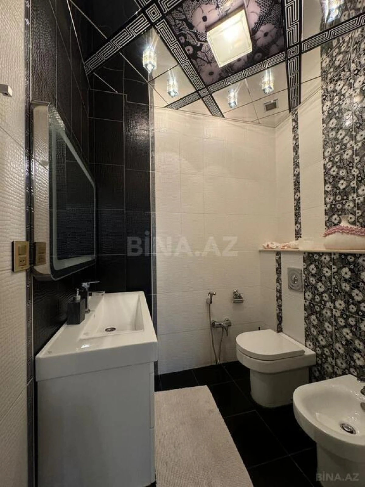 Satılır 4 otaqlı mənzil 230 m²