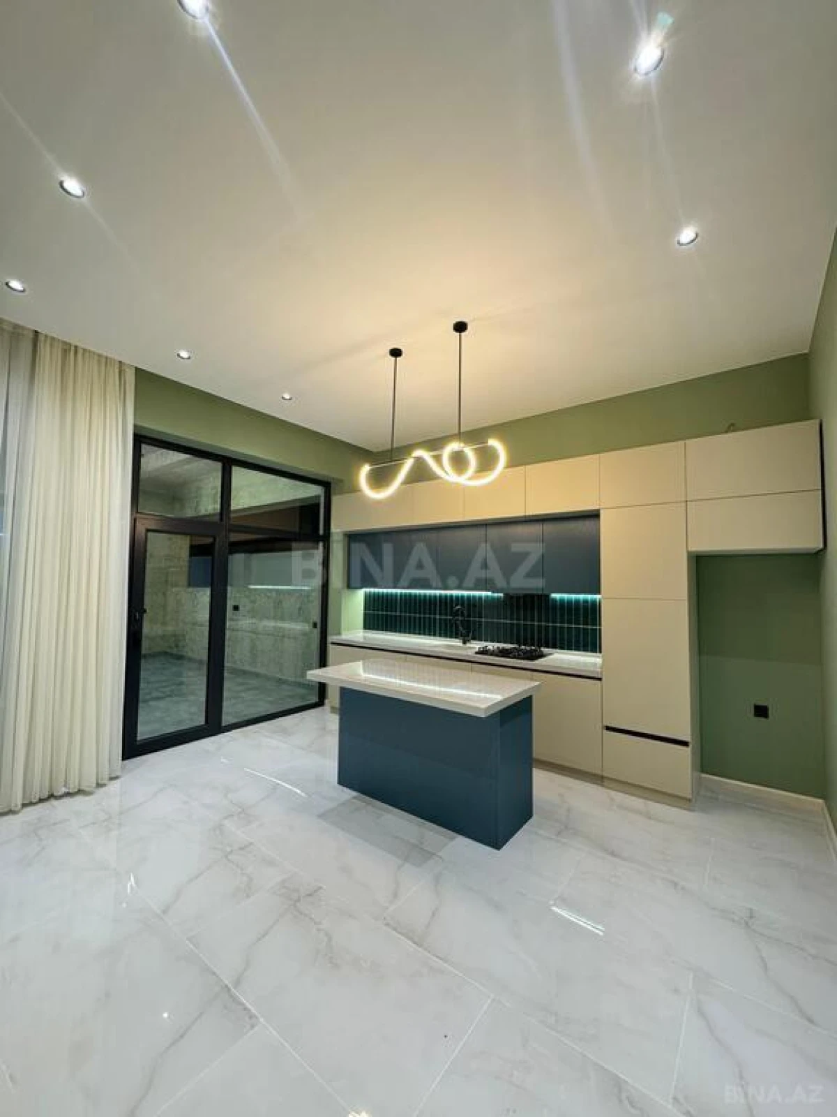 Satılır 4 otaqlı həyət evi 300 m²