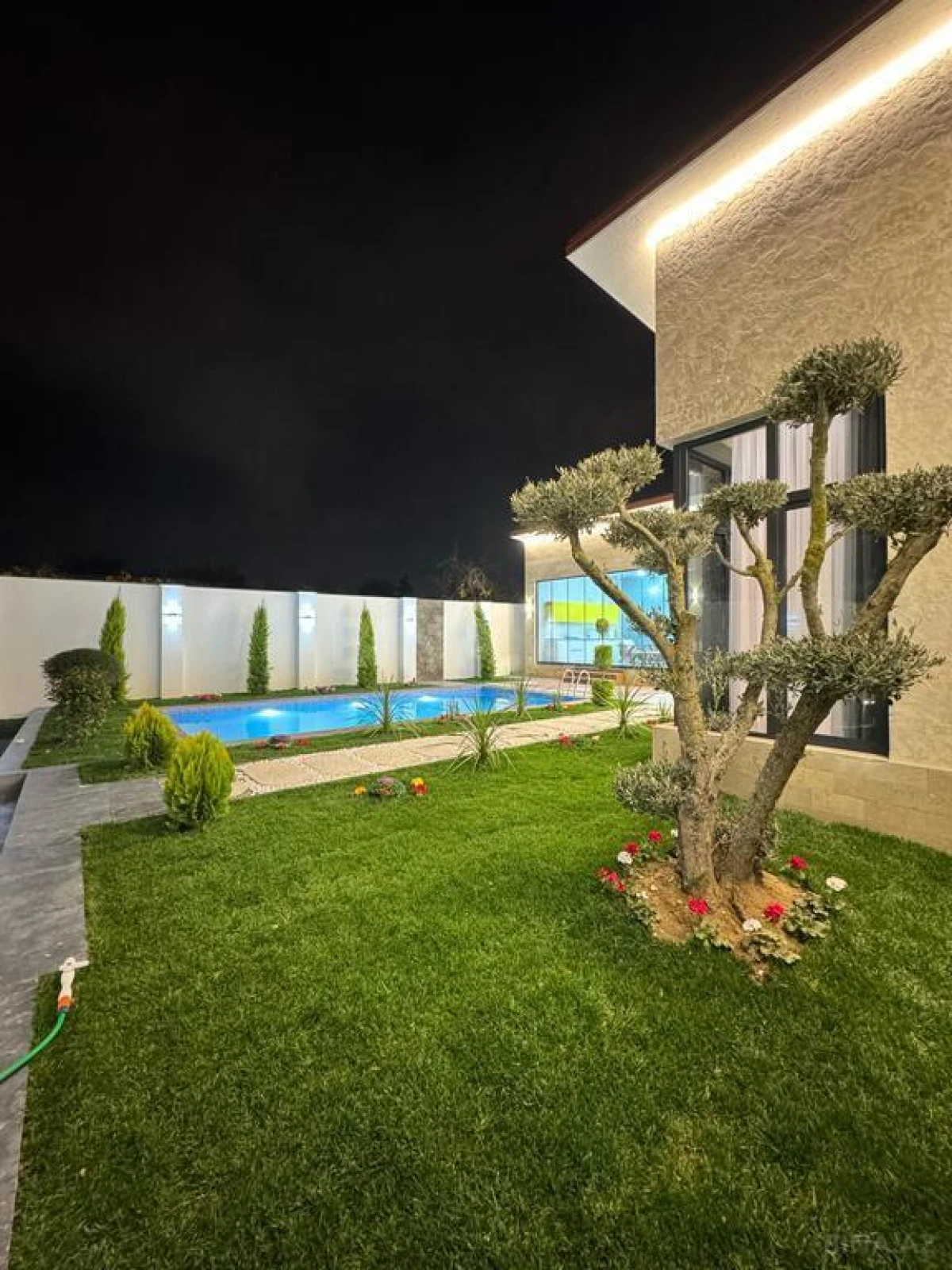 Satılır 4 otaqlı həyət evi 300 m²