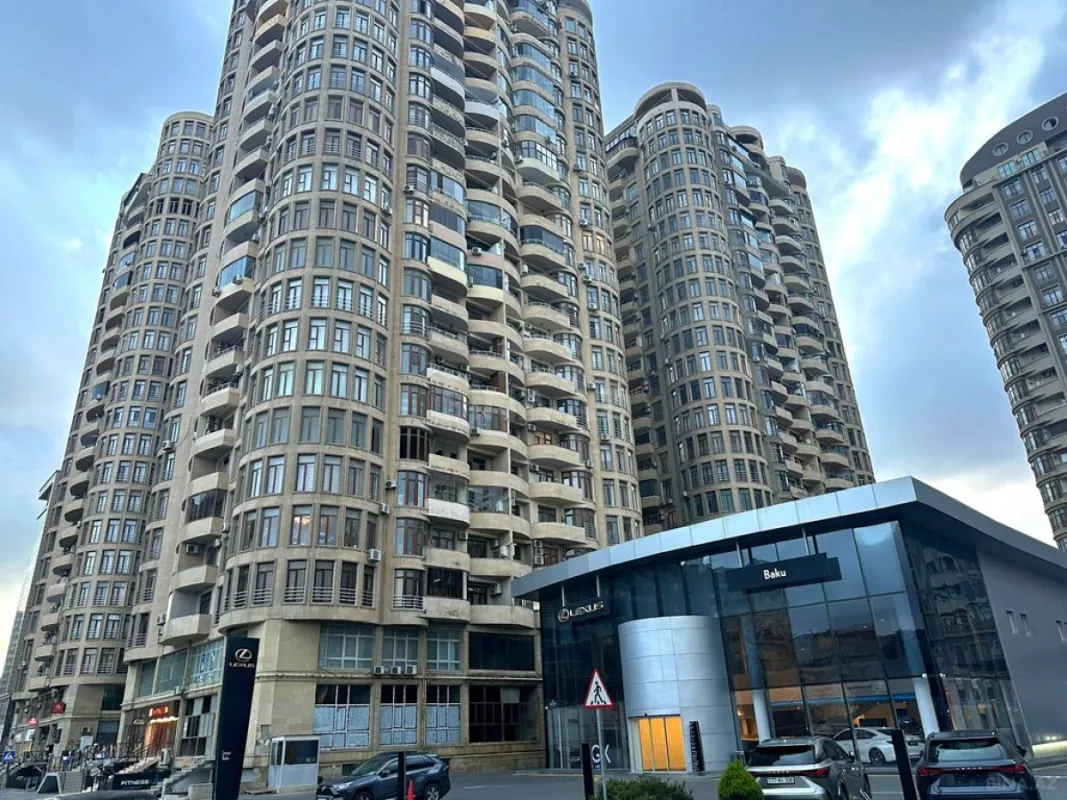 Satılır 4 otaqlı mənzil 191 m²