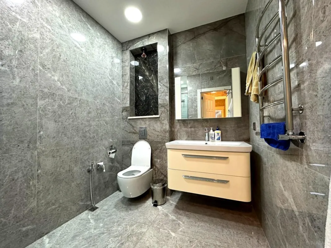 Satılır 4 otaqlı mənzil 191 m²