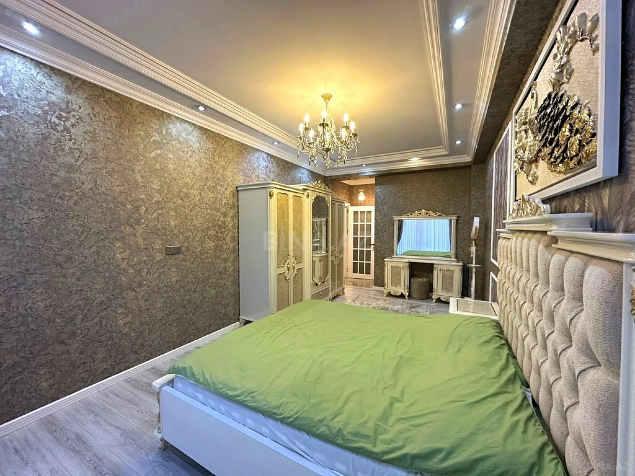 Satılır 4 otaqlı mənzil 191 m²