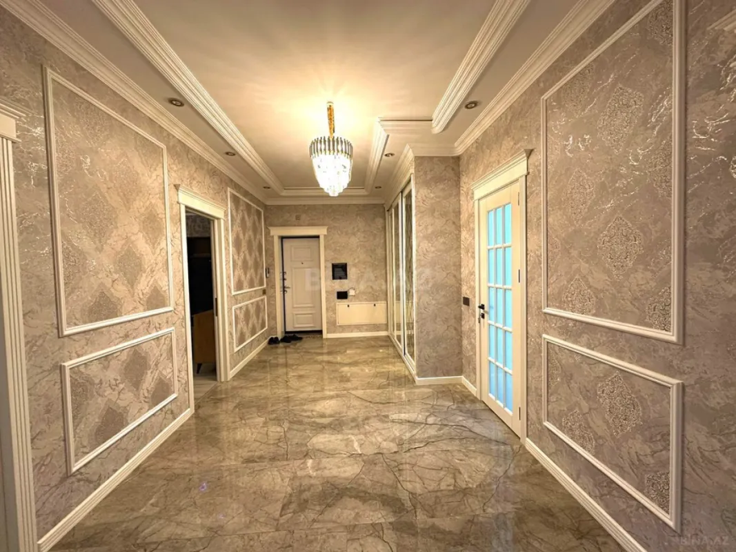 Satılır 4 otaqlı mənzil 191 m²