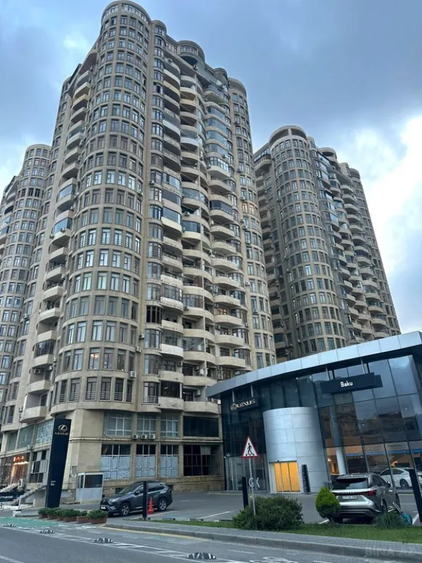 Satılır 4 otaqlı mənzil 191 m²