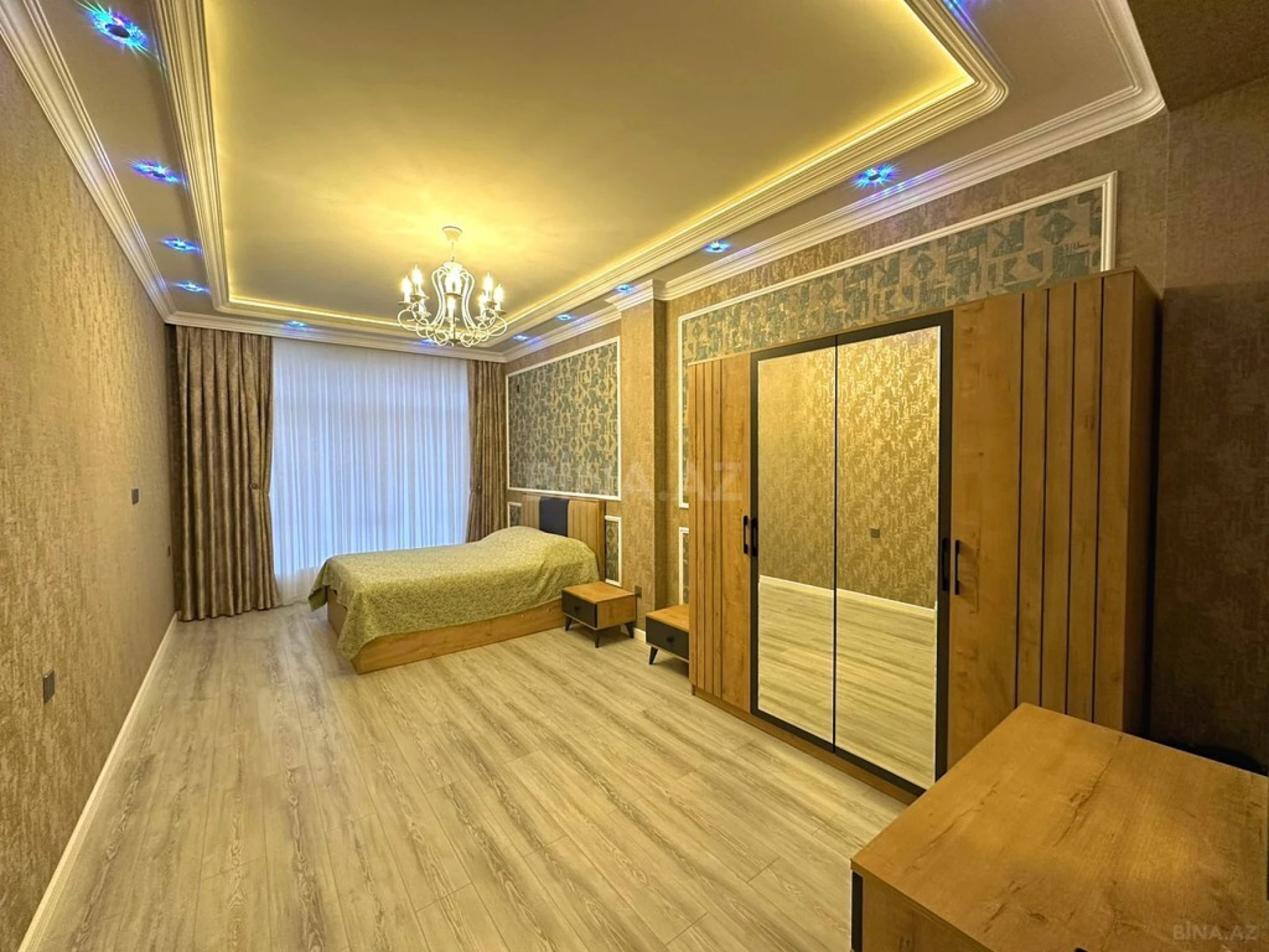 Satılır 4 otaqlı mənzil 191 m²