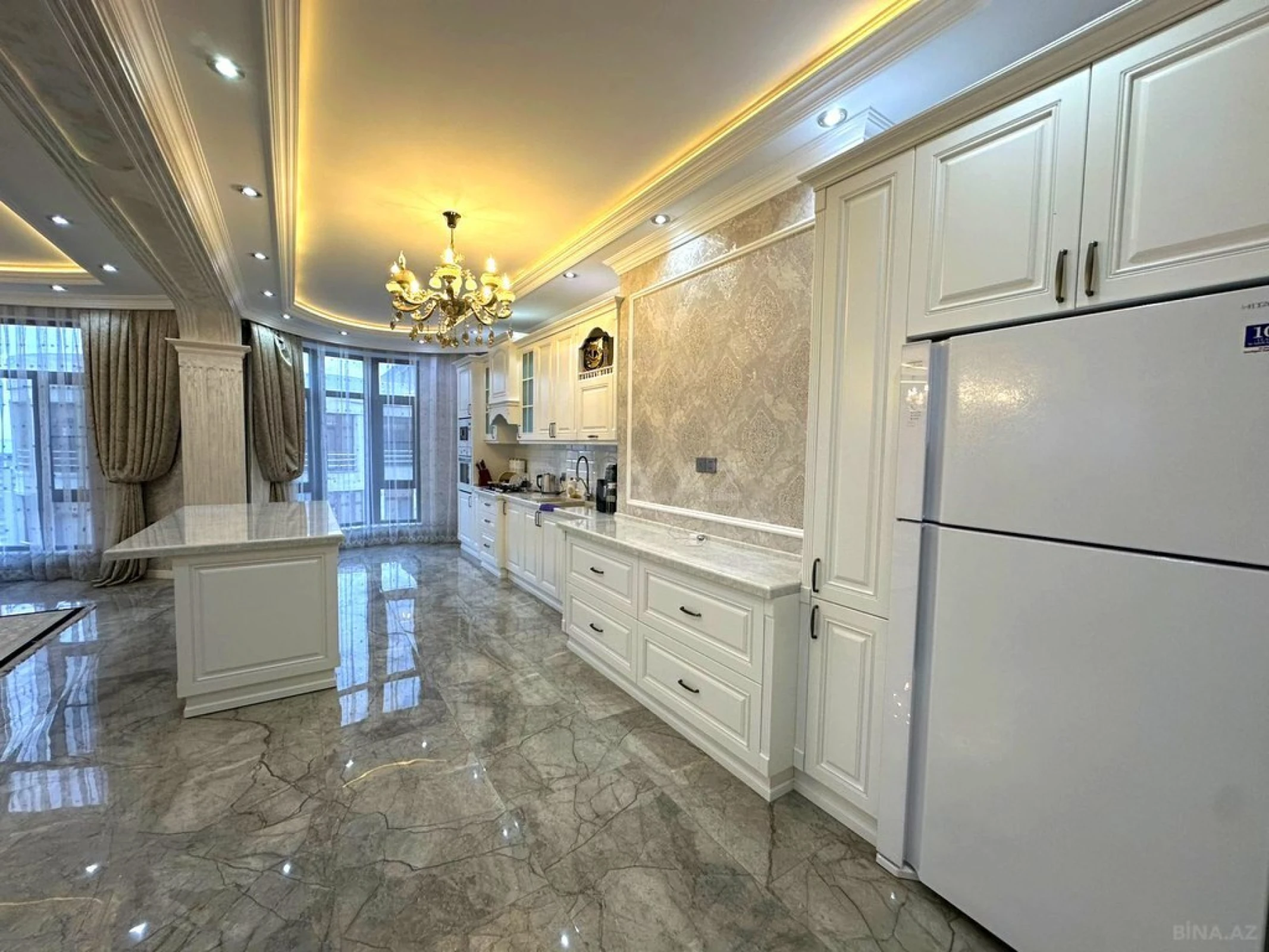 Satılır 4 otaqlı mənzil 191 m²