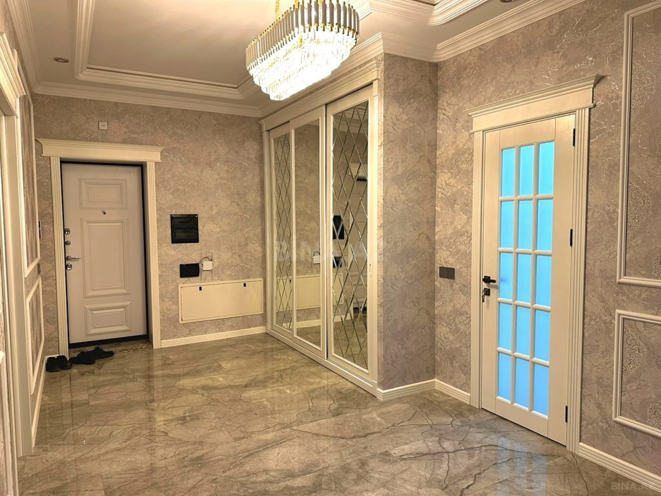 Satılır 4 otaqlı mənzil 191 m²