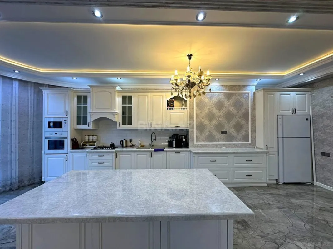 Satılır 4 otaqlı mənzil 191 m²