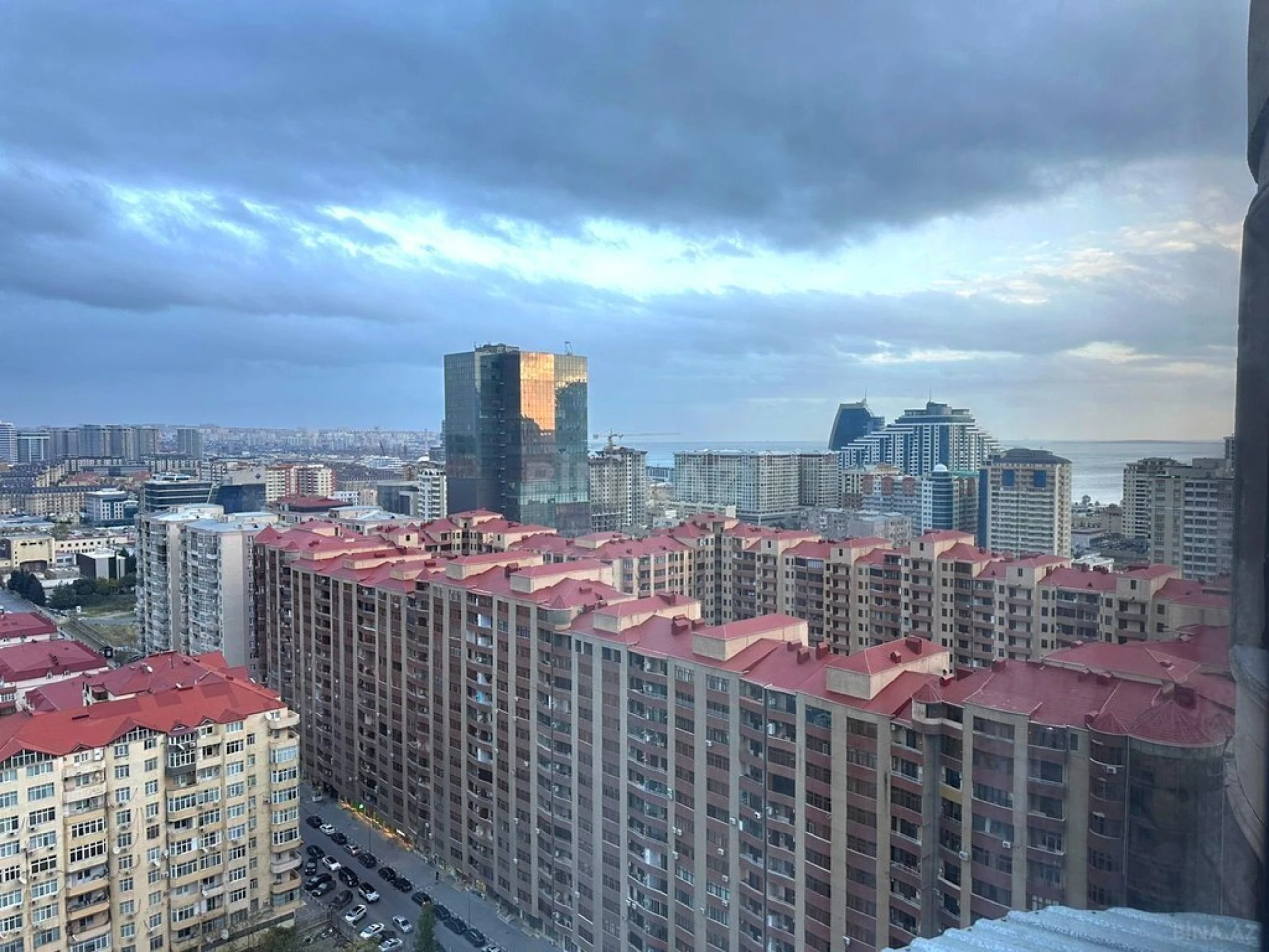 Satılır 4 otaqlı mənzil 191 m²