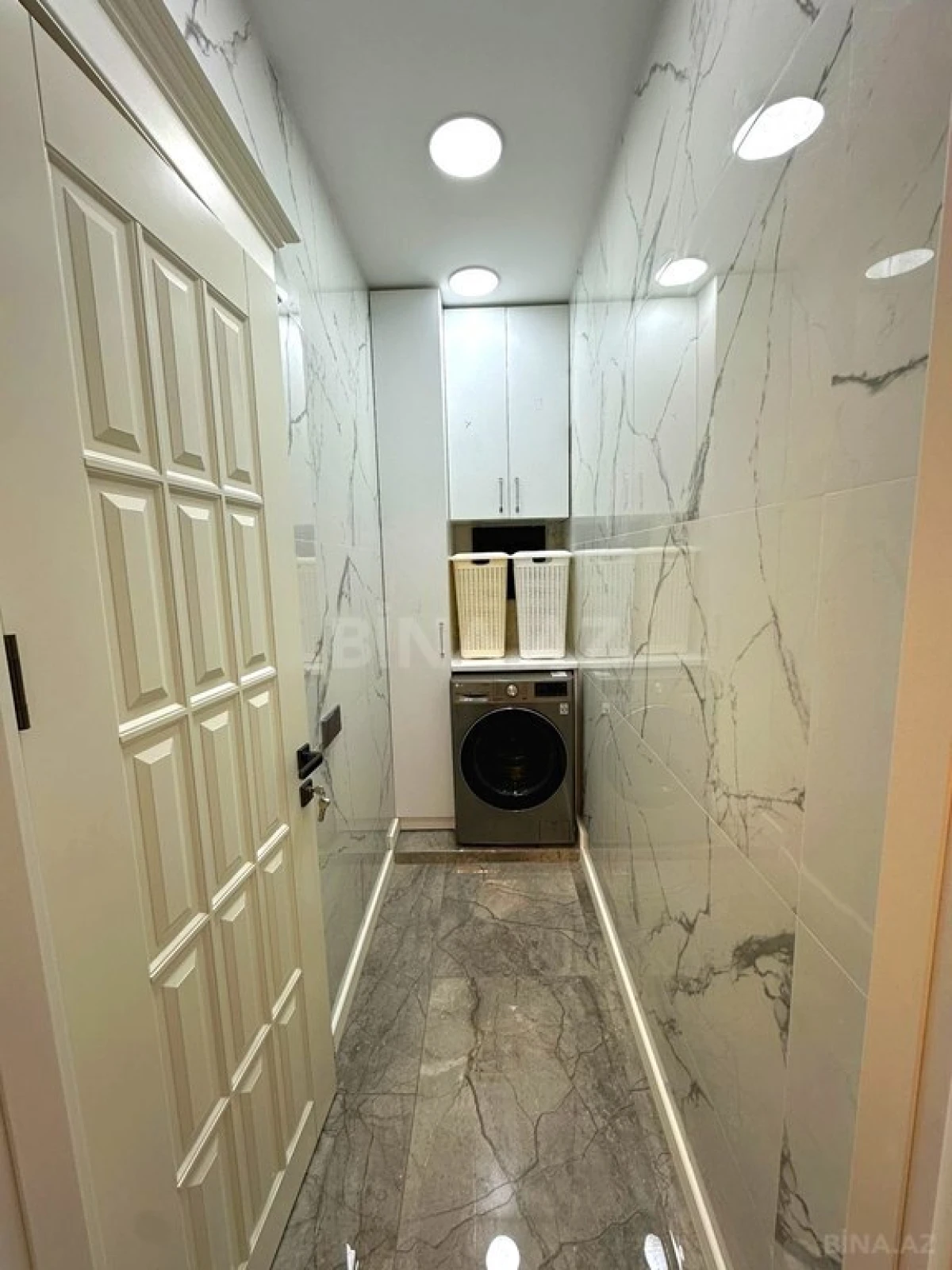 Satılır 4 otaqlı mənzil 191 m²