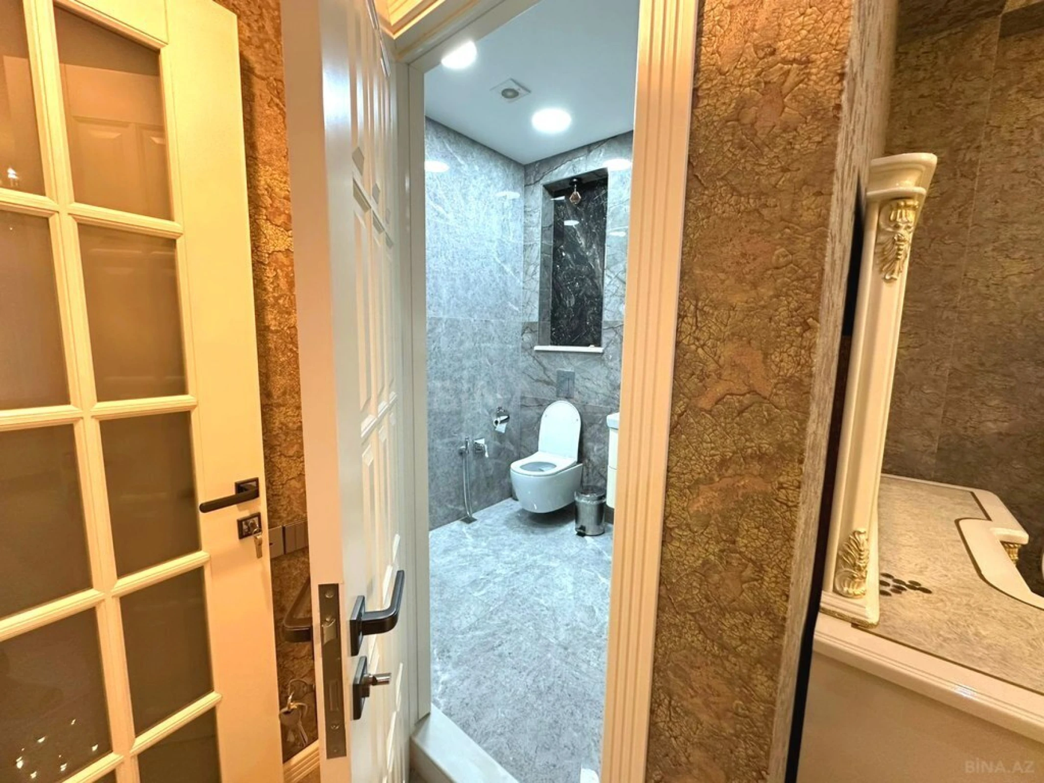 Satılır 4 otaqlı mənzil 191 m²