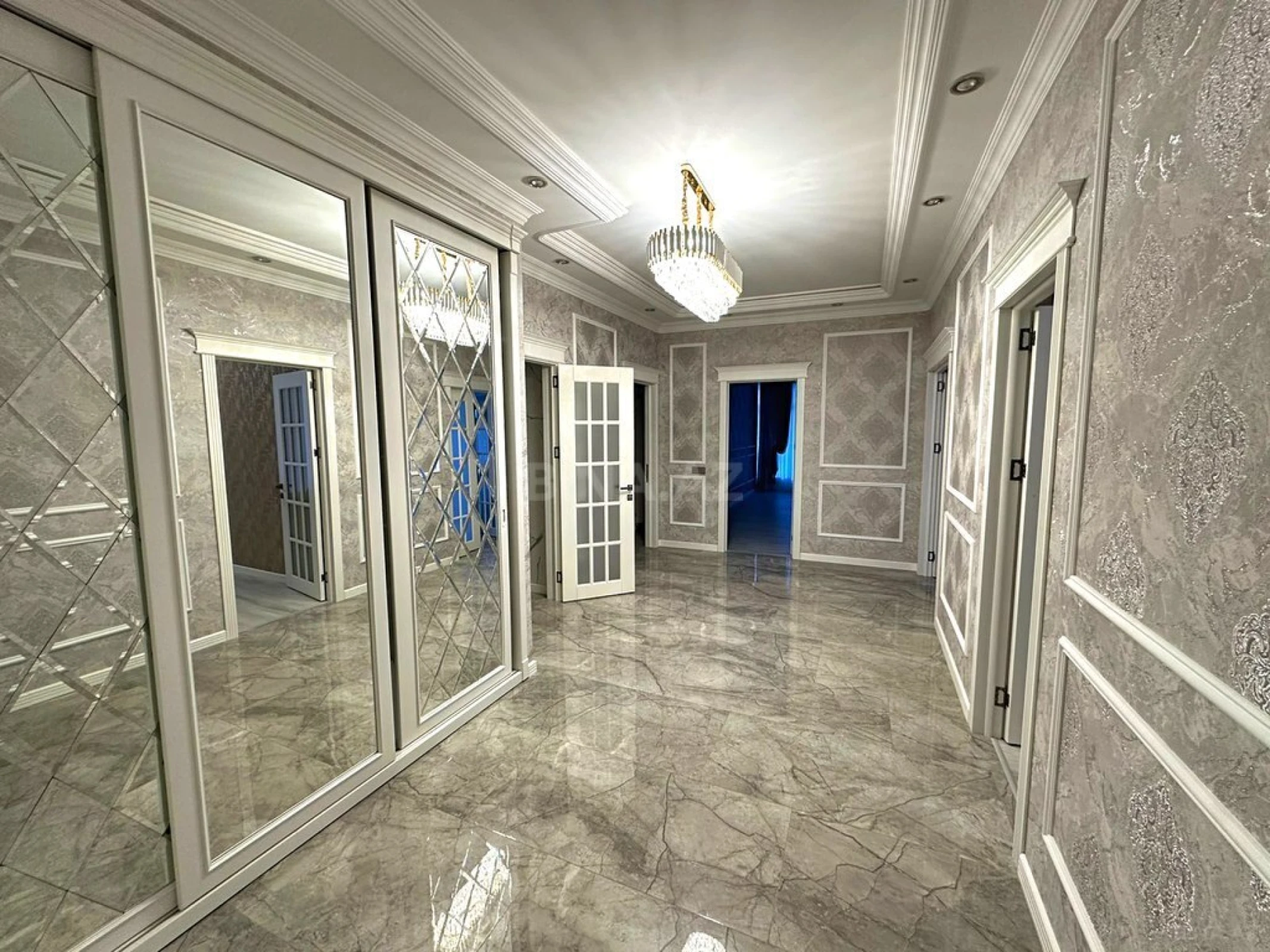 Satılır 4 otaqlı mənzil 191 m²