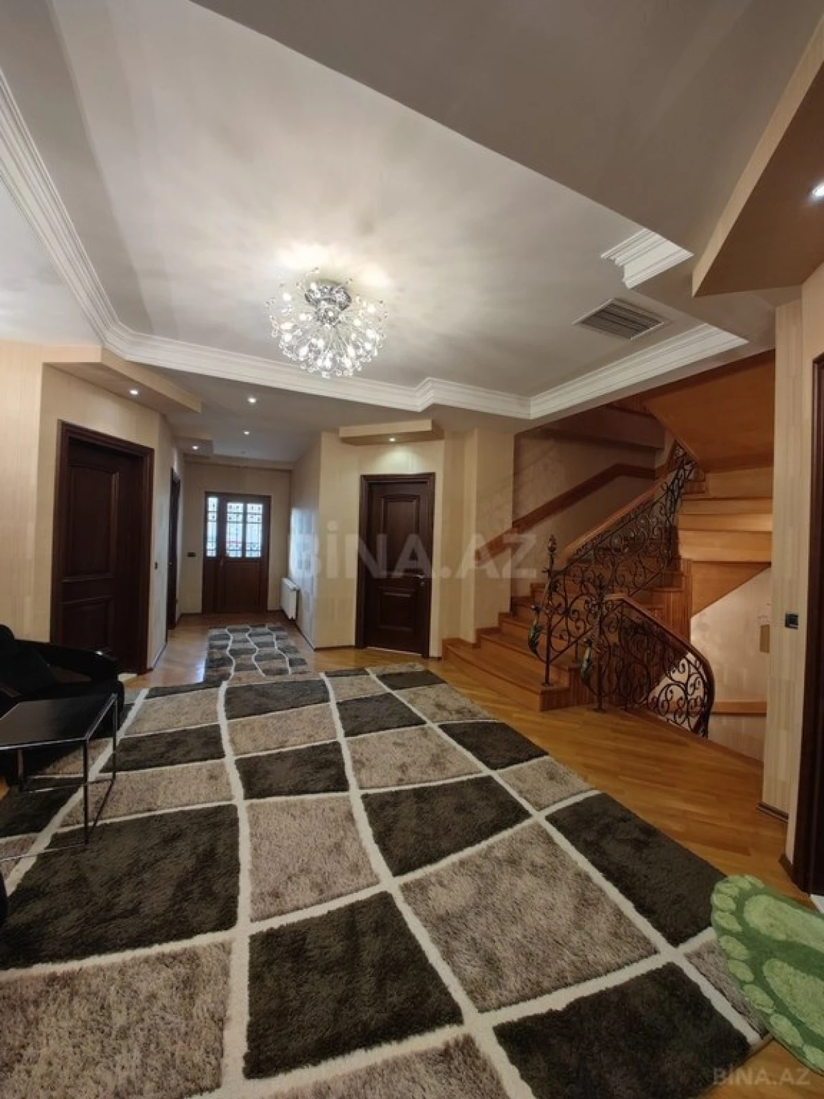 Satılır 9 otaqlı həyət evi 750 m²