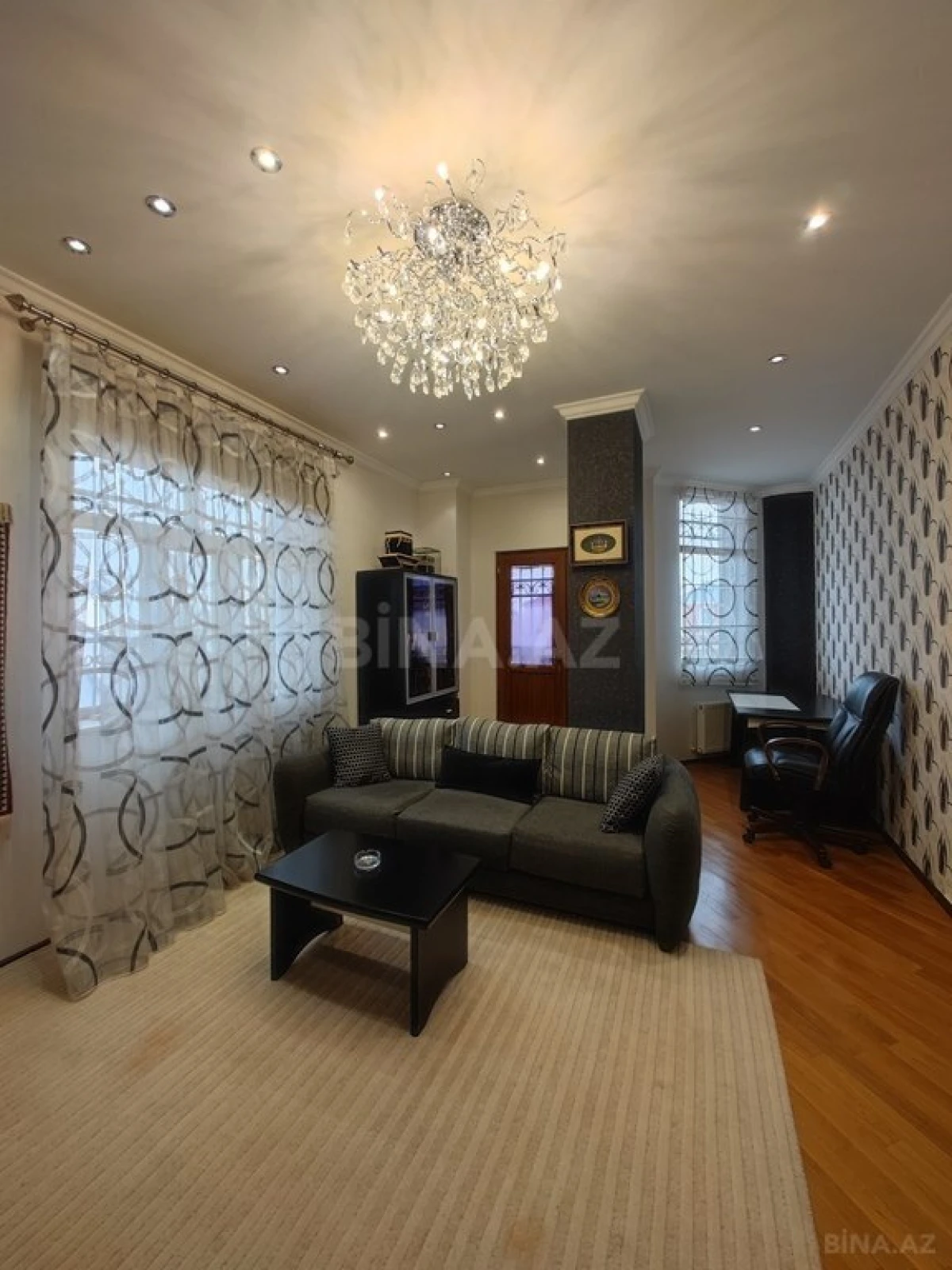 Satılır 9 otaqlı həyət evi 750 m²