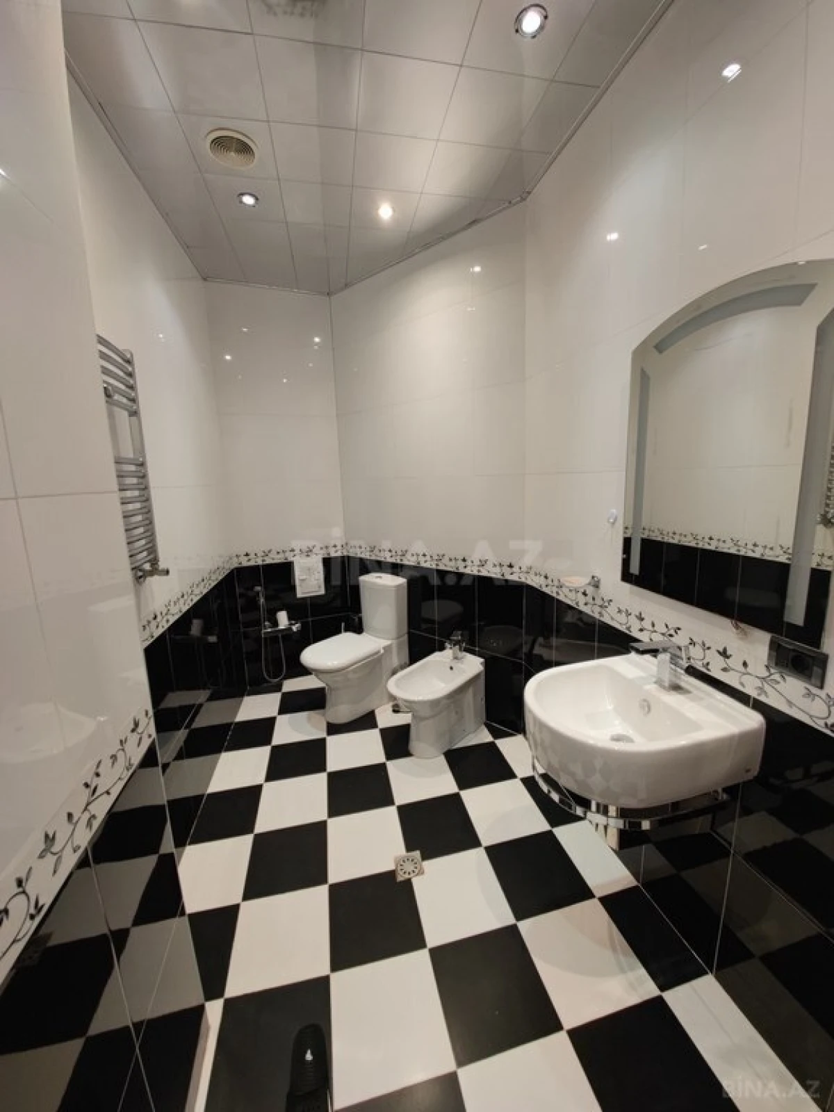 Satılır 9 otaqlı həyət evi 750 m²