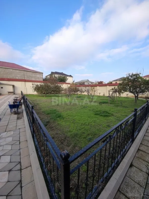 Satılır 9 otaqlı həyət evi 750 m²