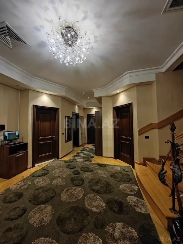 Satılır 9 otaqlı həyət evi 750 m²