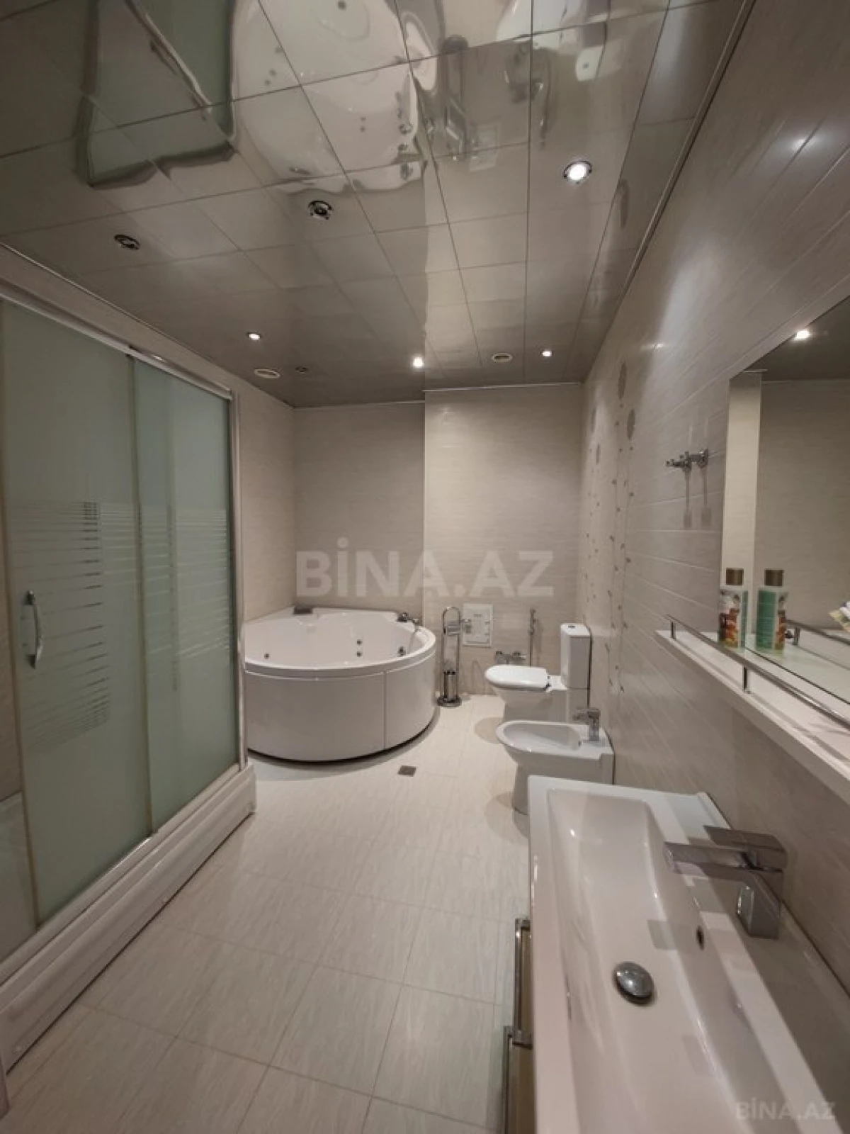 Satılır 9 otaqlı həyət evi 750 m²