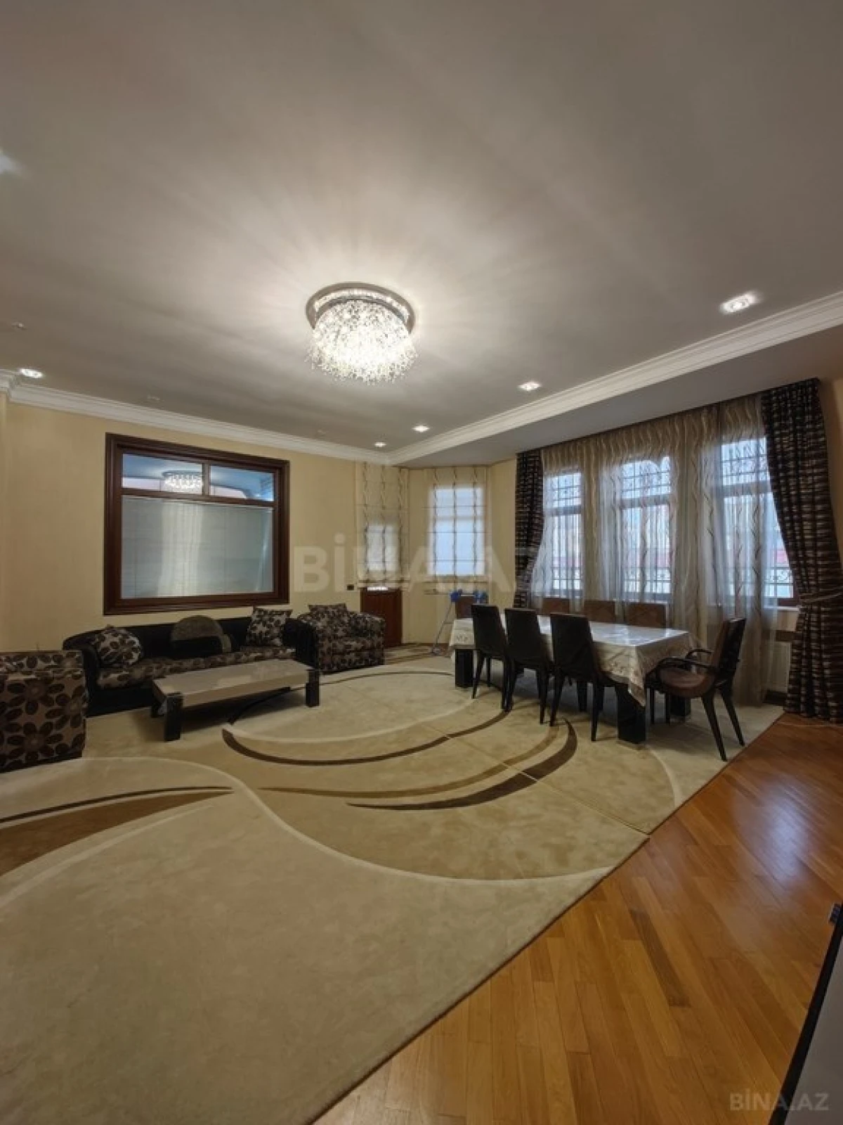 Satılır 9 otaqlı həyət evi 750 m²