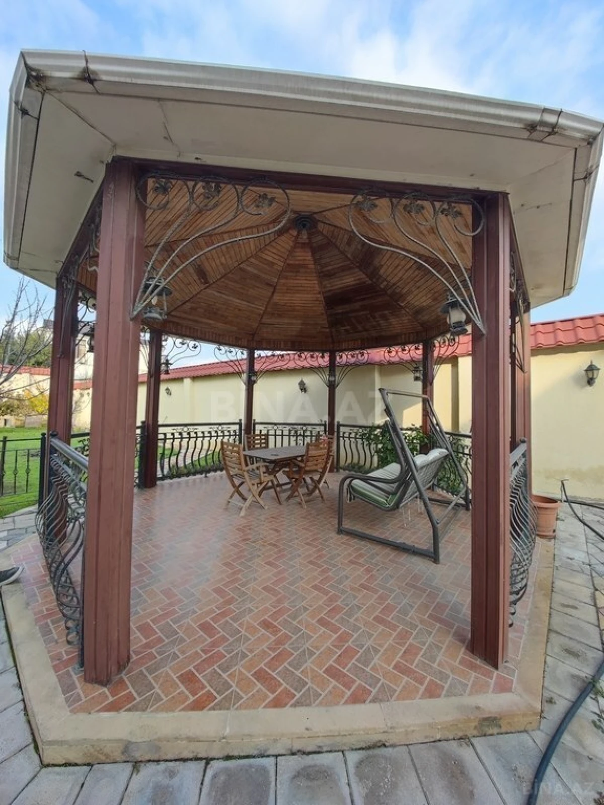 Satılır 9 otaqlı həyət evi 750 m²