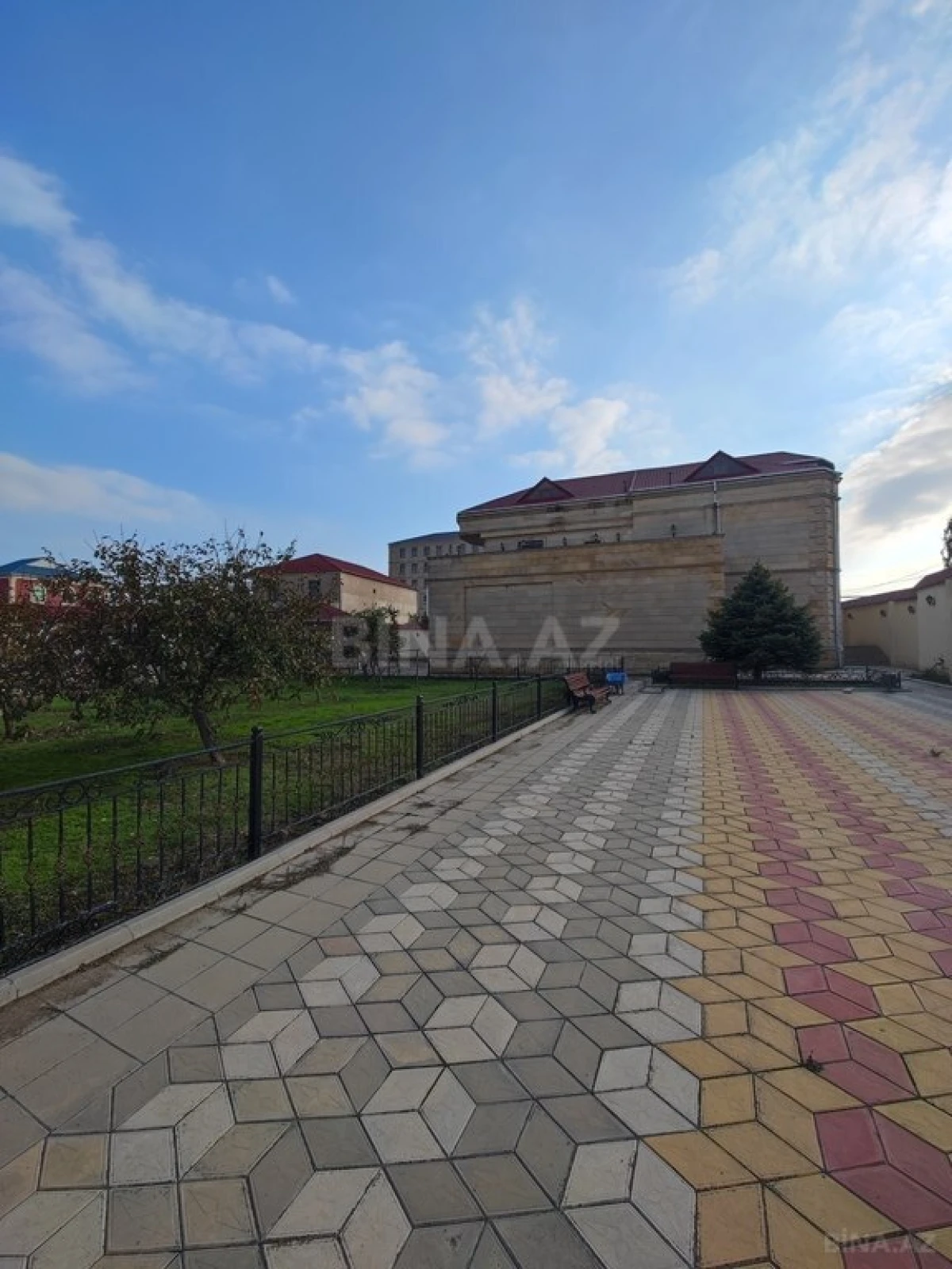 Satılır 9 otaqlı həyət evi 750 m²