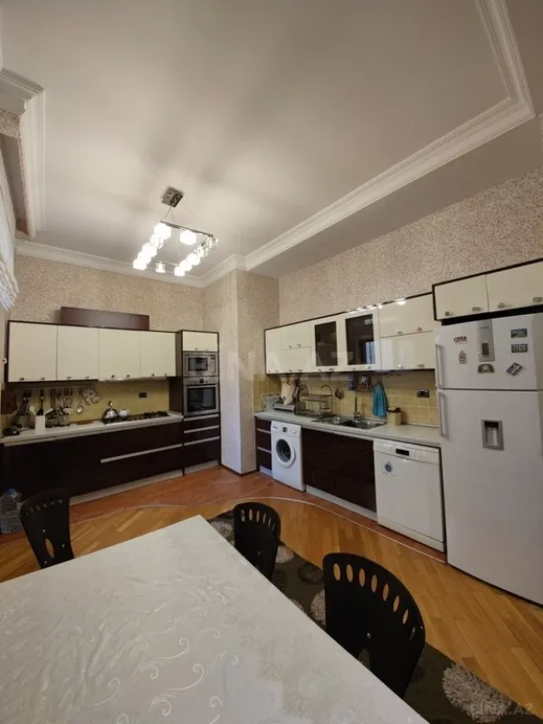 Satılır 9 otaqlı həyət evi 750 m²