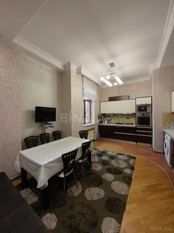 Satılır 9 otaqlı həyət evi 750 m²