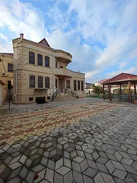 Satılır 9 otaqlı həyət evi 750 m²