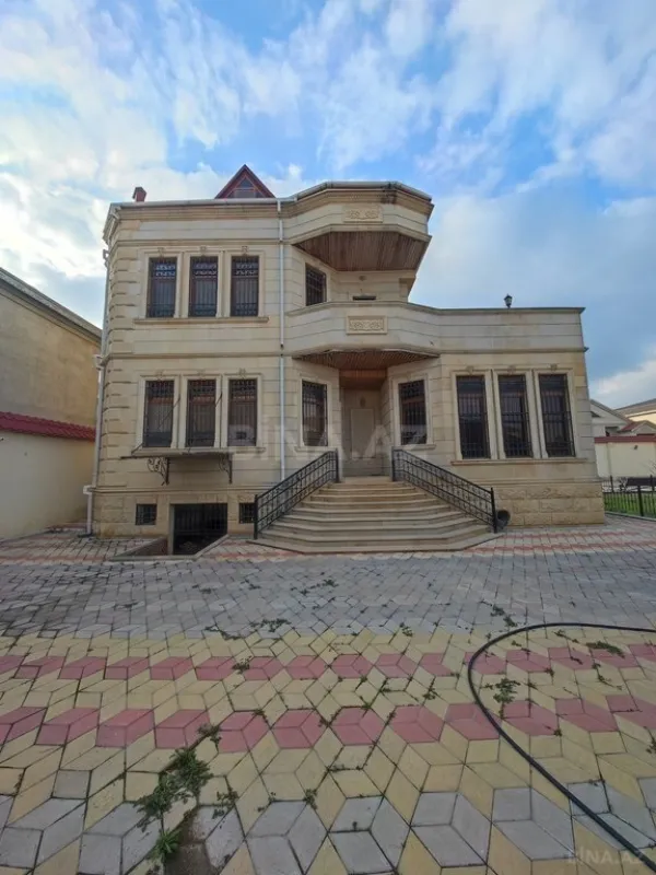Satılır 9 otaqlı həyət evi 750 m²
