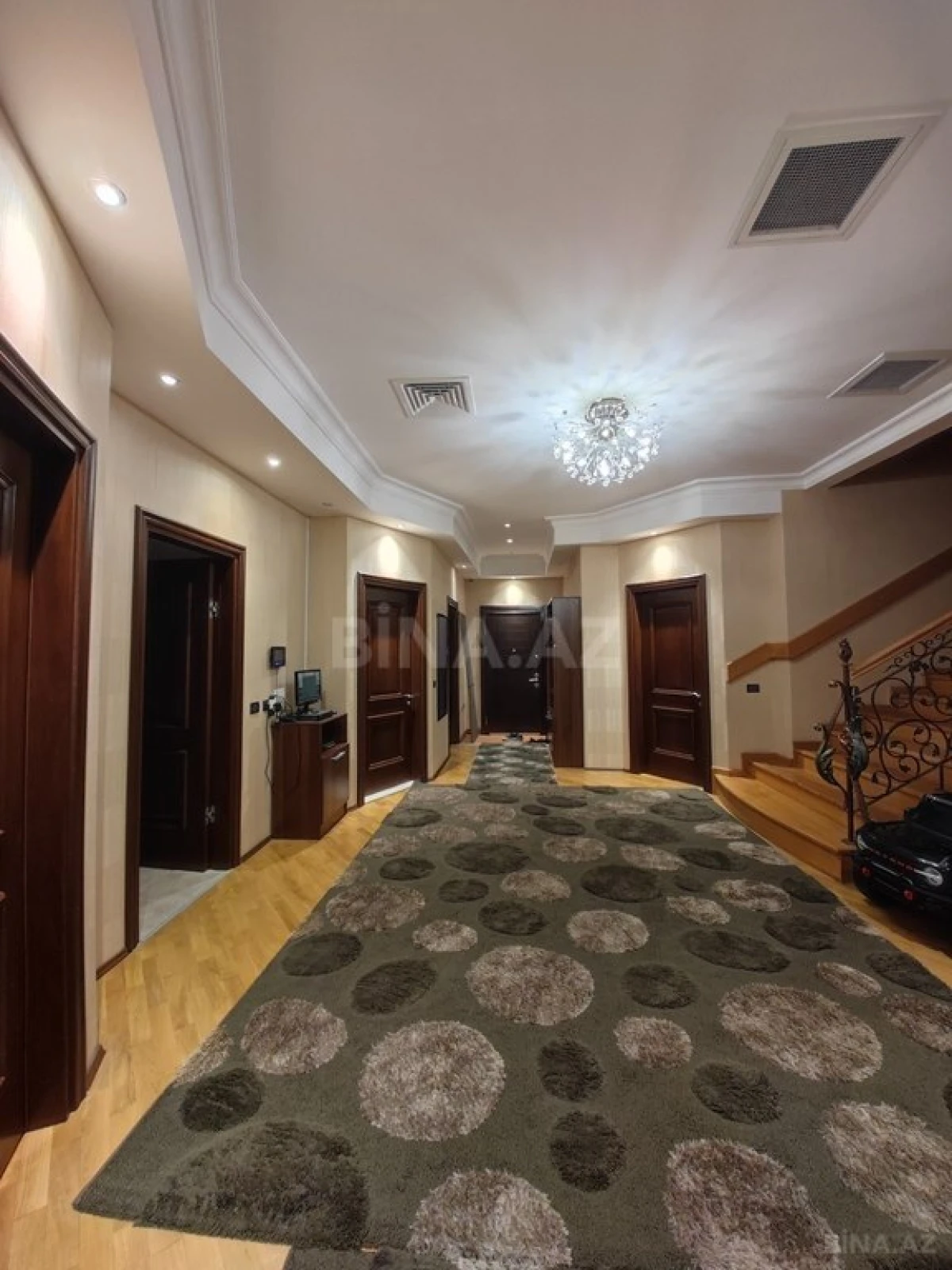 Satılır 9 otaqlı həyət evi 750 m²