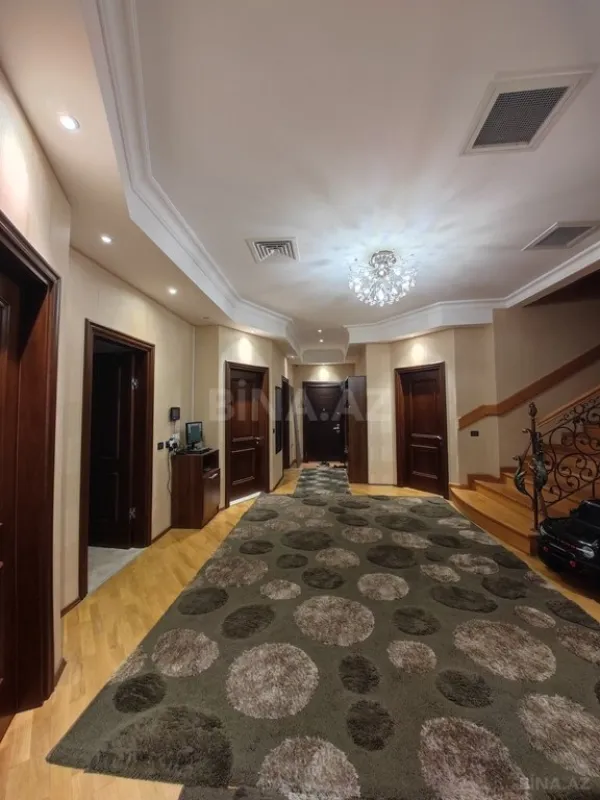 Satılır 9 otaqlı həyət evi 750 m²