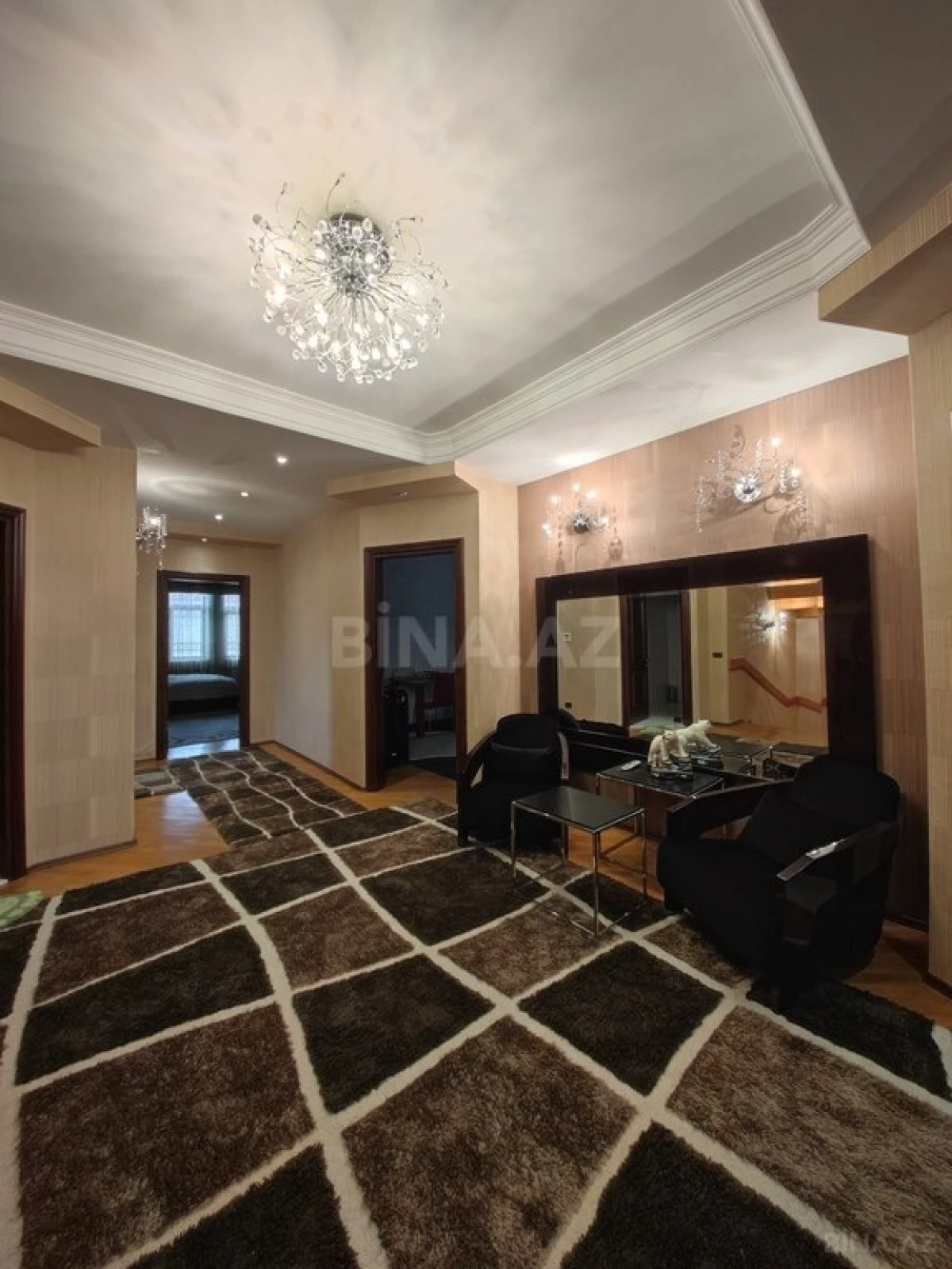 Satılır 9 otaqlı həyət evi 750 m²